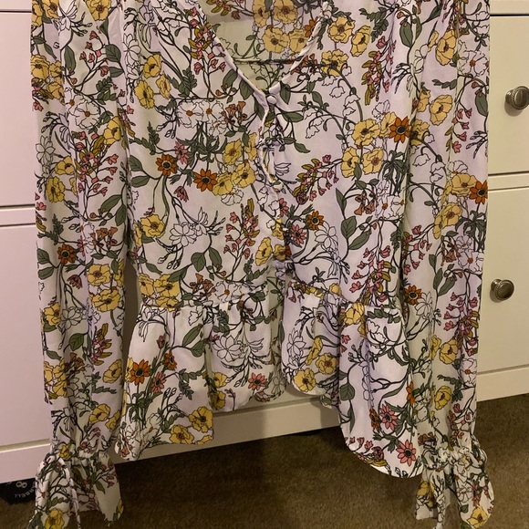 Cute floral top! - Picture 2 of 2